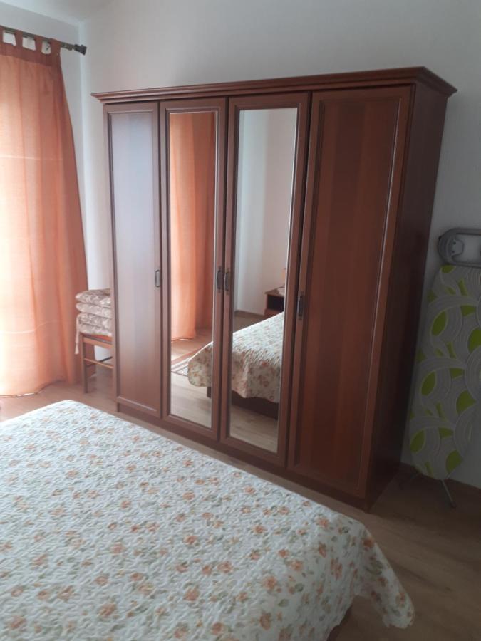 Apartments Makaus Kampor Bagian luar foto