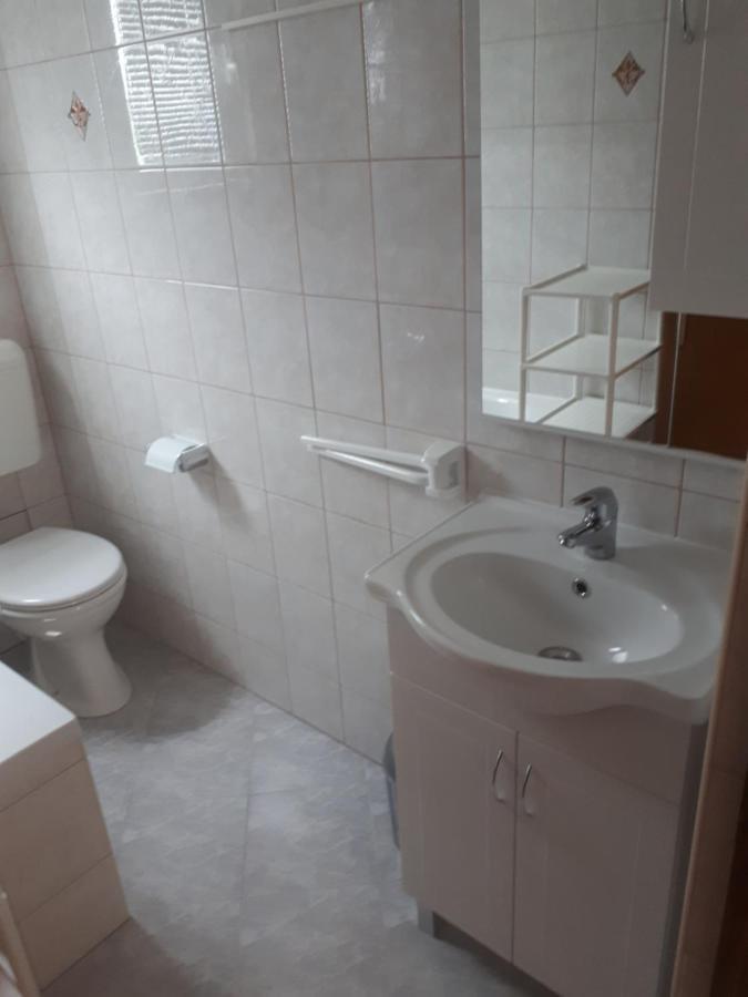 Apartments Makaus Kampor Bagian luar foto