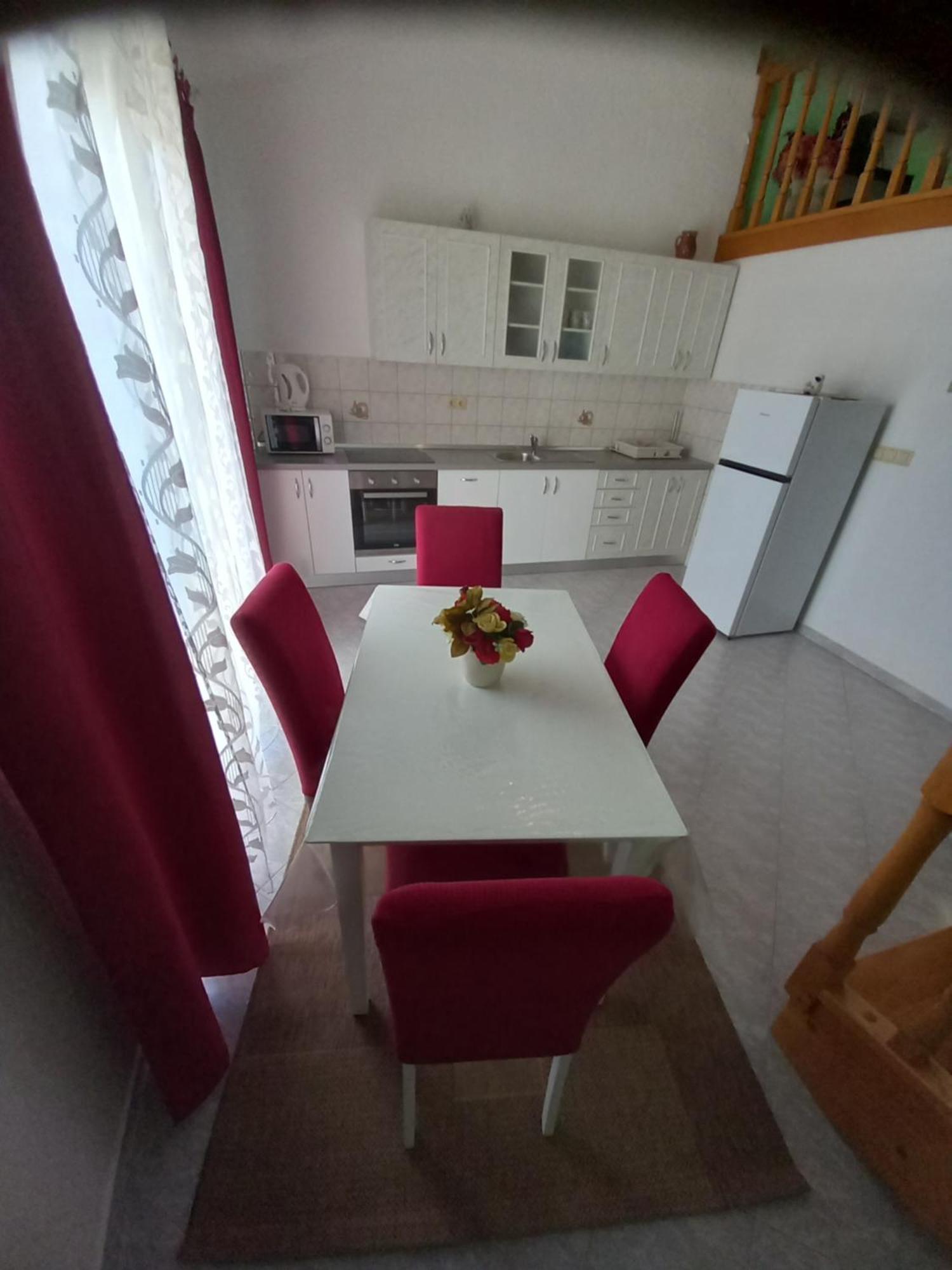 Apartments Makaus Kampor Bagian luar foto
