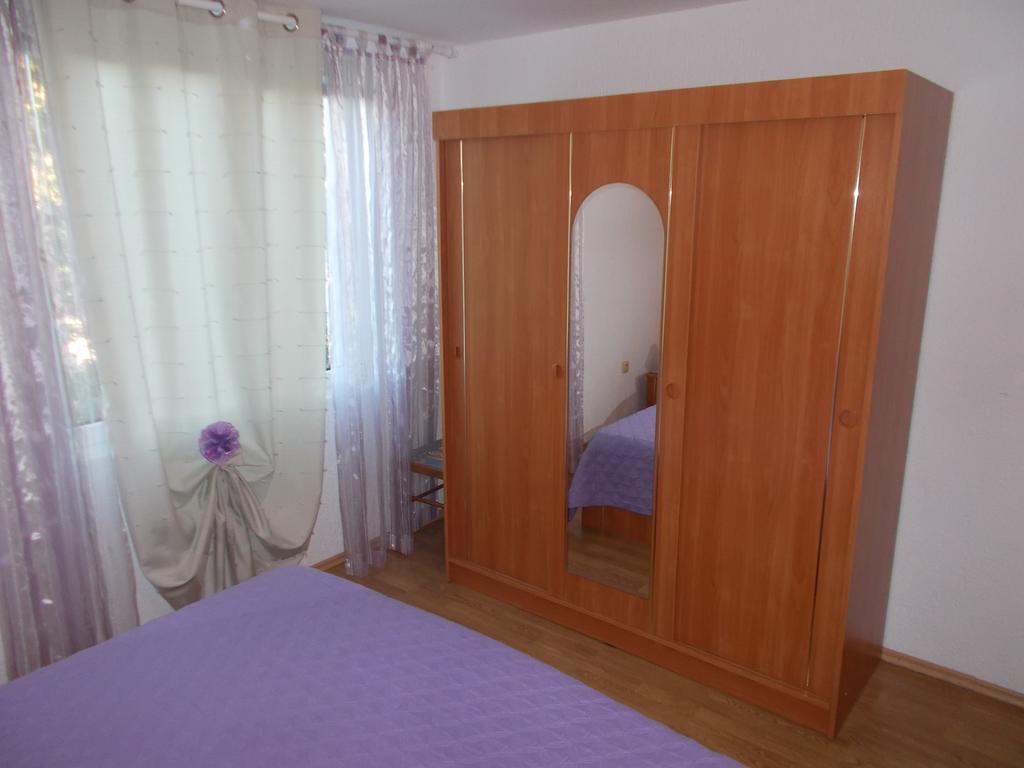Apartments Makaus Kampor Bagian luar foto