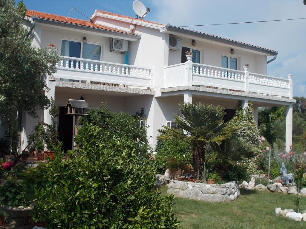 Apartments Makaus Kampor Bagian luar foto